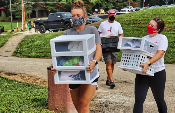 students moving in their stuff