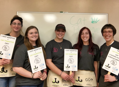 group of volunteer students posing with Amy Santas