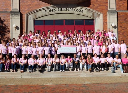 Group of students, faculty and staff with a large check.